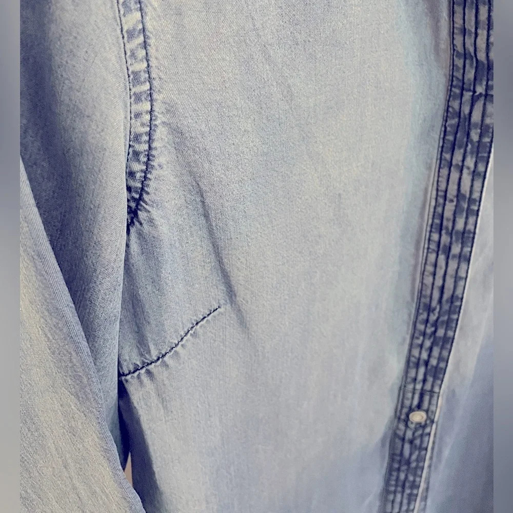 Coldwater Creek 6/8 Blue denim ombre blouse‎ 100% Tencel(Lycell) Hidden buttons. - Picture 10 of 11